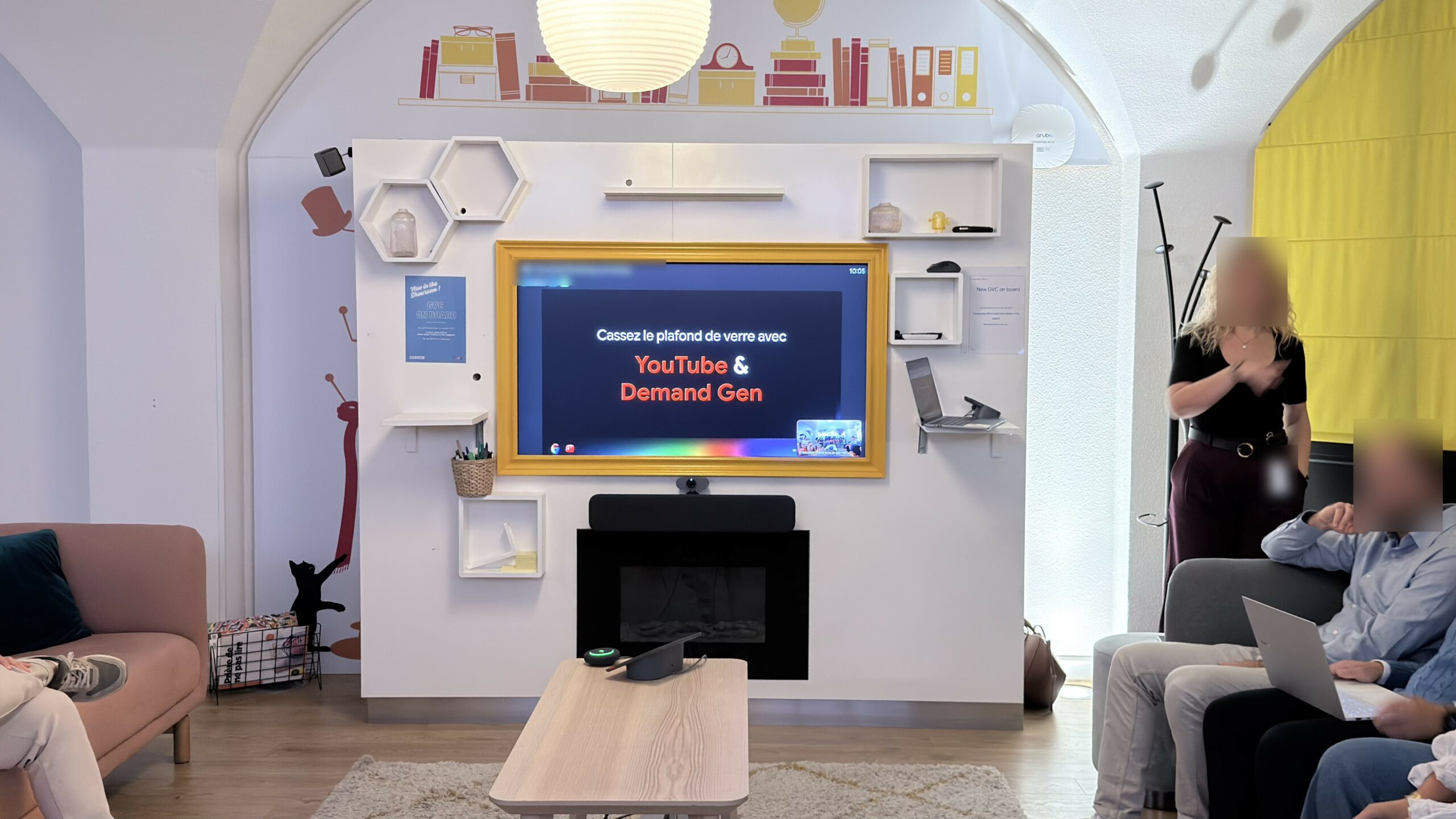 La salle du workshop Google à Paris, avec la slide d’ouverture « Cassez le plafond de verre avec YouTube & Demand Gen » affichée à l’écran